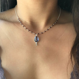 Iolith-Tropfen-Anhänger-Halskette mit Rosenkranz-Rosenkranzkette aus Rosenholz