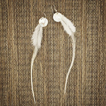 Boucles d'oreilles coquillage plume blanche neige