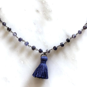 Blaue Iolith-Halskette mit Mini-Quaste 