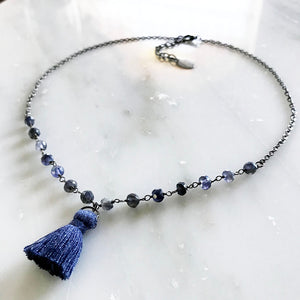 Blaue Iolith-Halskette mit Mini-Quaste 